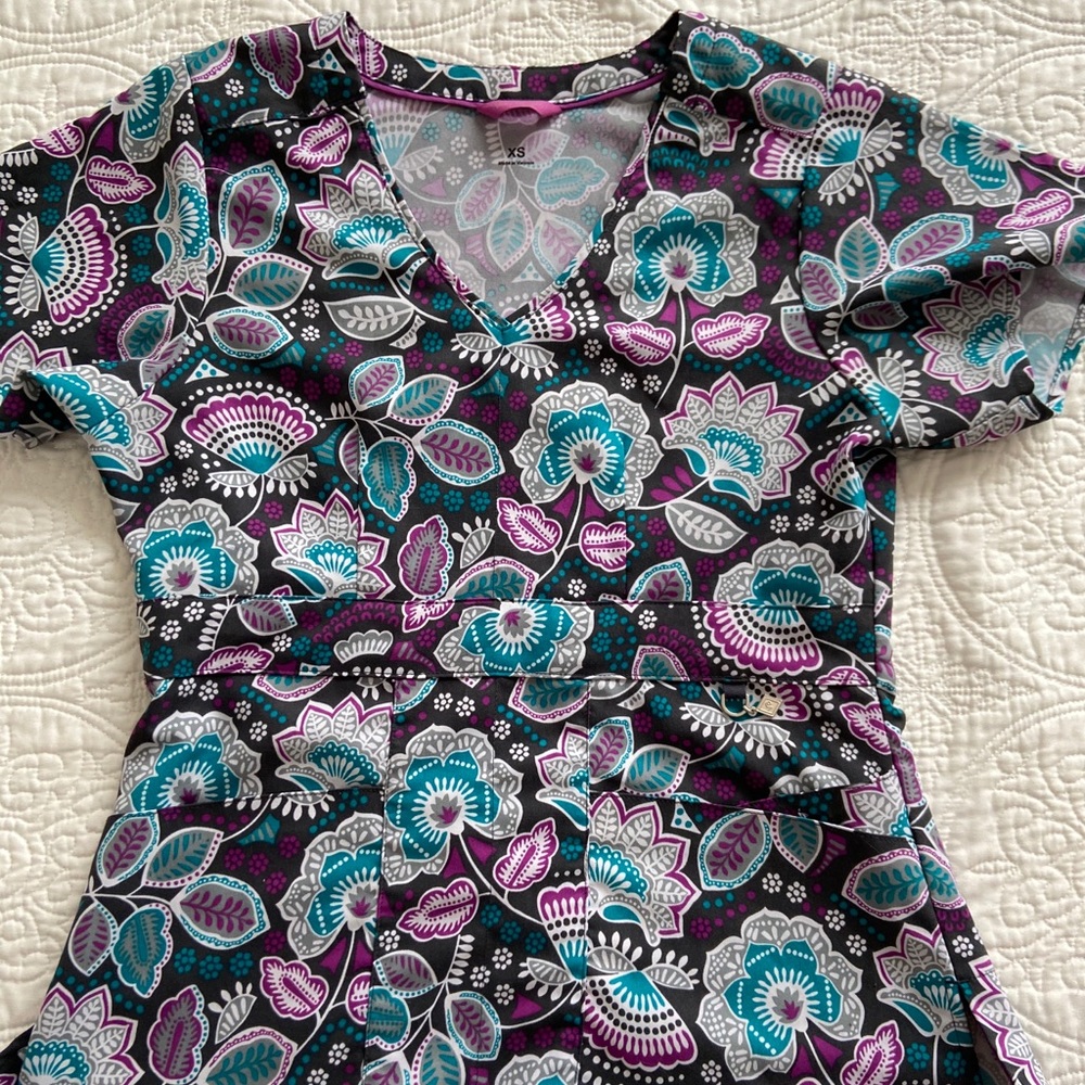 Vera Bradley scrub top